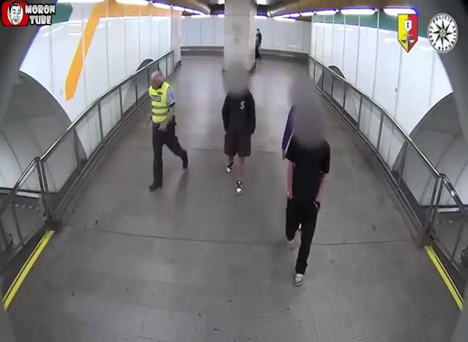 Video :A somewhat foolish robber is apprehended by a recalcitrant police officer